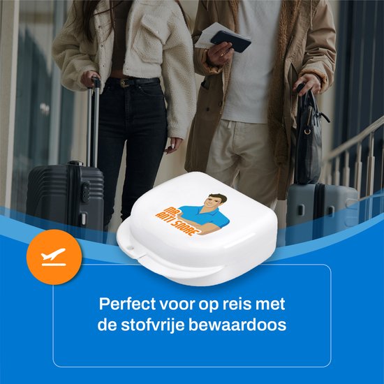 Een stel met bagage op een luchthaven, met een witte bewaardoos van Mr. Anti Snore op de voorgrond. Text: "Perfect voor op reis met de stofvrije bewaardoos"