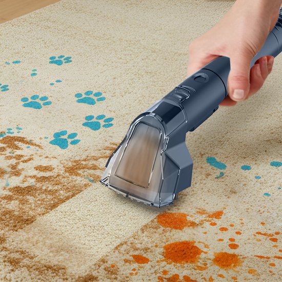 Donkerblauwe hand van een tapijtreiniger die een beige tapijt schoonmaakt met blauwe pootafdrukken en oranje vlekken.