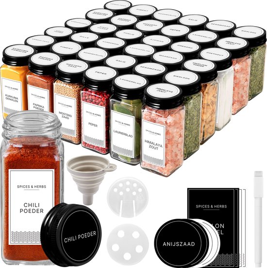 Un assortiment de 36 bocaux à épices en verre avec des couvercles noirs, remplis de diverses épices et aromates.
