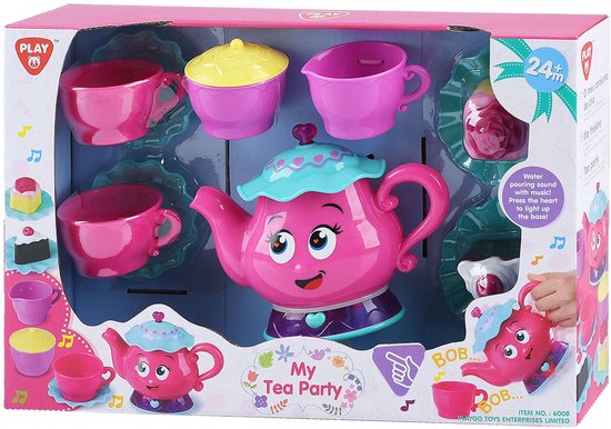 Doos met speelgoed theeservies, met roze theepot met gezicht en licht, bekers, gebakjes en kannetjes.