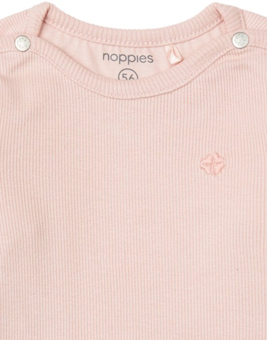 Detail van een roze longsleeve shirt met merklogo en maatlabel