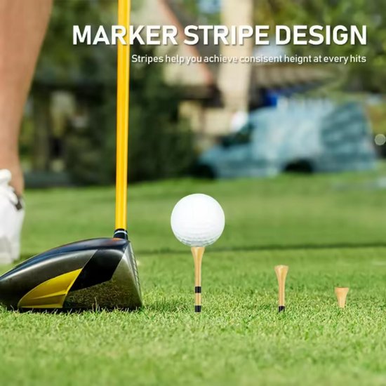 Golfbal op een houten tee met zwarte strepen, naast andere tees en een golfclub.