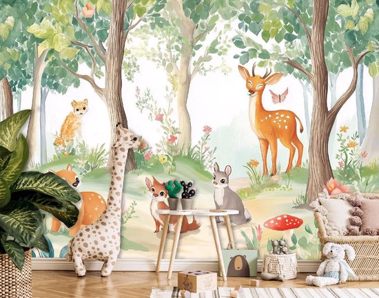 Kinderbehang met bos en dieren: herten, vossen, konijnen, kat en giraffe.