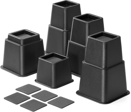 Een set van zes zwarte, stapelbare meubelverhogers en vier anti-slip pads, geïsoleerd op een witte achtergrond.