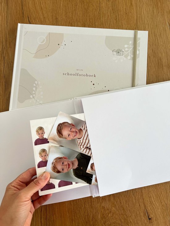 Maan Amsterdam Schoolfotoboek - Roze - A4 - Invulboek voor schoolfoto's - Fotoalbum geschikt voor 17 schooljaren klassenfoto/pasfoto - Inclusief bewaarenvelop