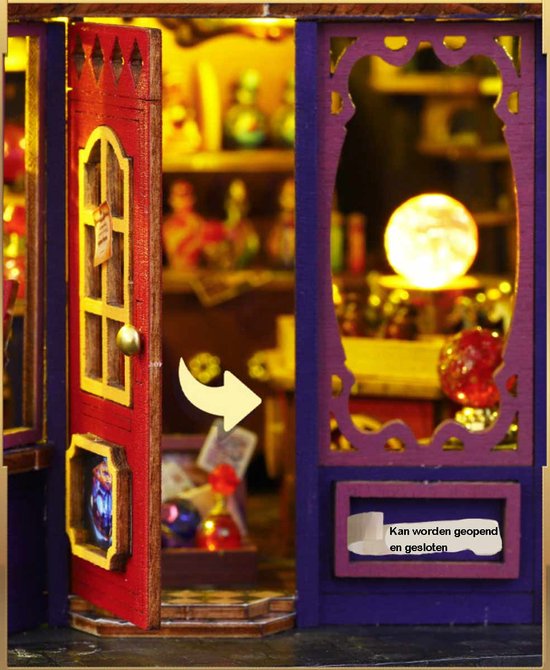 Open rode deur van de miniatuur energiecentrale, gouden ornamenten, poppetjes binnen.