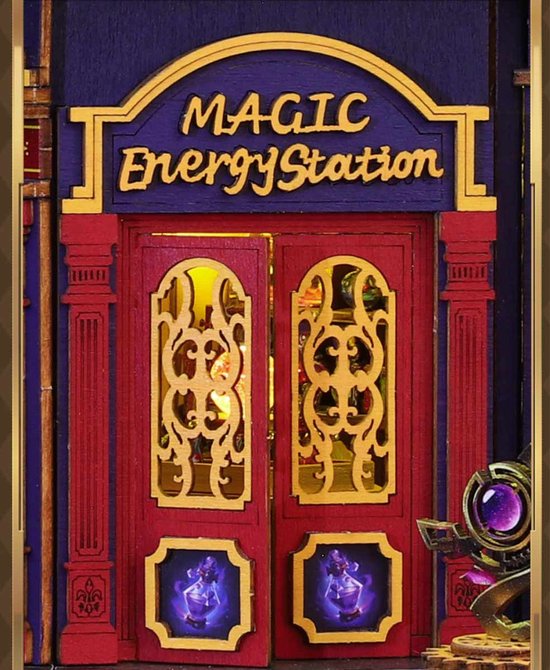Gedetailleerde entree van een magische energiecentrale met rode deuren, gouden ornamenten en de tekst "MAGIC Energy Station".