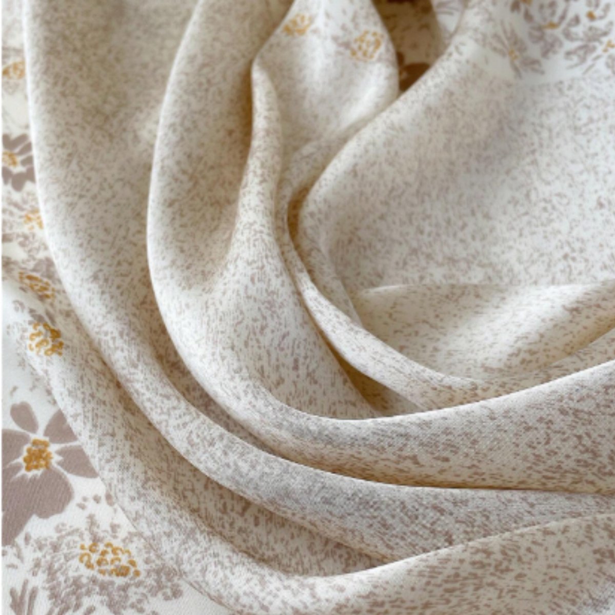 Flipflop Club® Scarf Beige Flowers | Satijnen Hoofdsjaal | Zomer Trend | Festival Head Scarf | Bandana | Headscarf | Headband | Sjaal voor hoofd | Sjaal Haarband | Zijdezacht Beige Sjaaltje — afbeelding 4