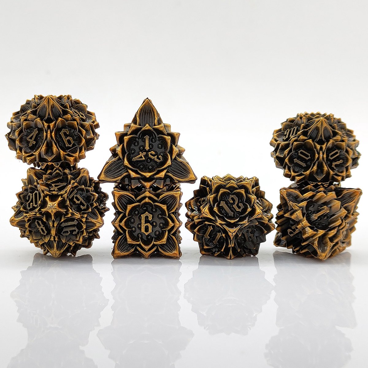 Joya Dice® Polydice Dobbelsteen set geschikt voor rollenspellen zoals Dungeons and Dragons D&D DnD | Dobbelstenen Set | Dice set | Metal dice 7 stuks set | Incl Luxe Opbergdoos | Metalen Dobbelstenen Bloemen Reliëf | Flower | Lotus