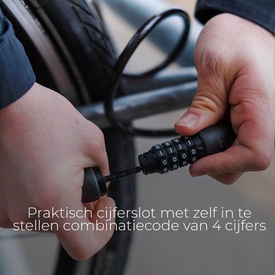 Mains ajustant un câble de vélo noir avec serrure à combinaison de 4 chiffres.