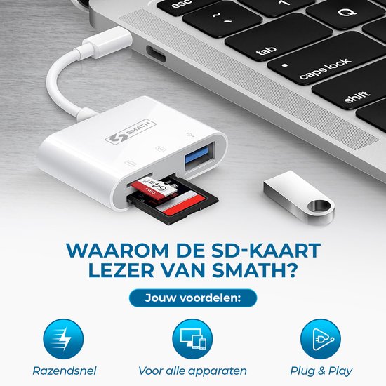 Witte Smath SD-kaartlezer aangesloten op laptop toetsenbord, met SD-kaart erin en een USB-stick ernaast.