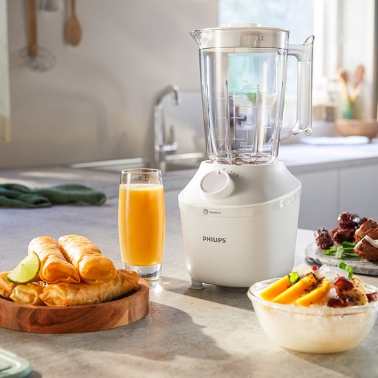 Witte Philips blender op aanrecht, met glas jus d'orange en hapjes.