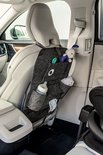 Grijze vilten organizer hangt aan een autostoel, met babyfles, knuffel en doekjes.