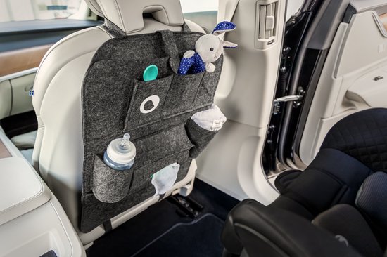 Grijze vilten organizer hangt aan een autostoel, met babyfles, knuffel en doekjes.