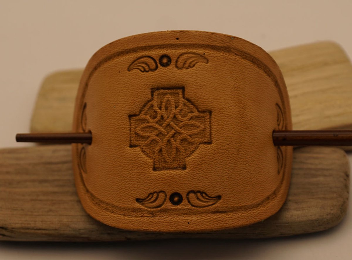 Haarspeld van leer + haarstok hout keltische kruis - mooie keltische haarspelden - leren haarspelden - handgemaakte leren haarspelden - handmade haarspeld - haarspeld kort haar - haarspeld voor knot - haarspeld stevig - haarspeld dik haar - haarspeld