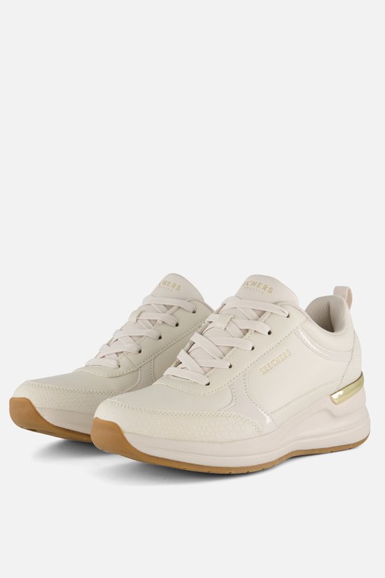 Crème sneakers met gouden details aan de zijkant en bruine zool.