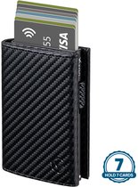 Zwarte carbon portemonnee met uitgeschoven kaarten. Bevat de tekst '7 HOLD 7 CARDS'.
