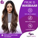 Vrouw met lang, golvend, donkerbruin haar. Wasbaar om de 2 weken met shampoo, luchtdrogen.