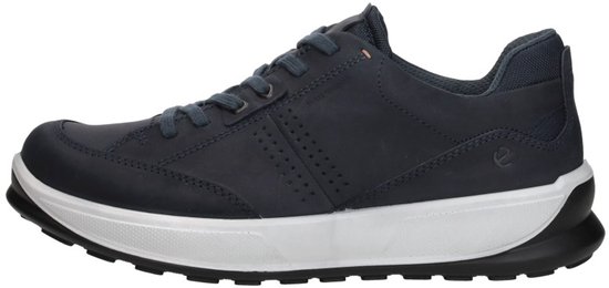 Donkerblauwe Ecco sneaker, waterdicht, met veters, perforaties en witte zool.