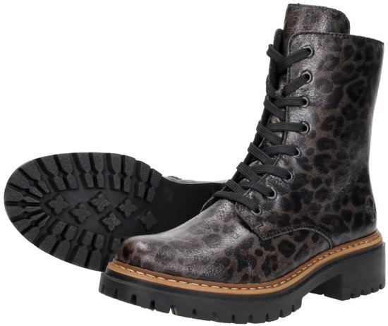 Zwarte veterlaars met luipaardprint, naast een laars met de zool omhoog.