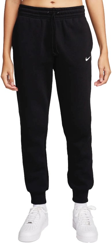 Zwarte Nike joggingbroek met trekkoord, elastische tailleband en wit Nike logo.