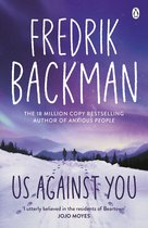 Boekcover: "Us Against You" van Fredrik Backman. Twee figuren lopen op een besneeuwde heuvel met sporen, met op de achtergrond besneeuwde bergen en een paarse hemel.