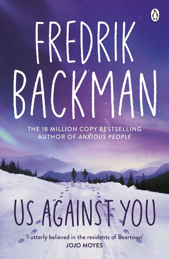 Boekcover: "Us Against You" van Fredrik Backman. Twee figuren lopen op een besneeuwde heuvel met sporen, met op de achtergrond besneeuwde bergen en een paarse hemel.