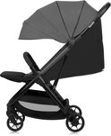 Grijze kinderwagen met een grote zonnekap en een voetensteun.