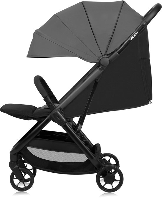 Grijze kinderwagen met een grote zonnekap en een voetensteun.