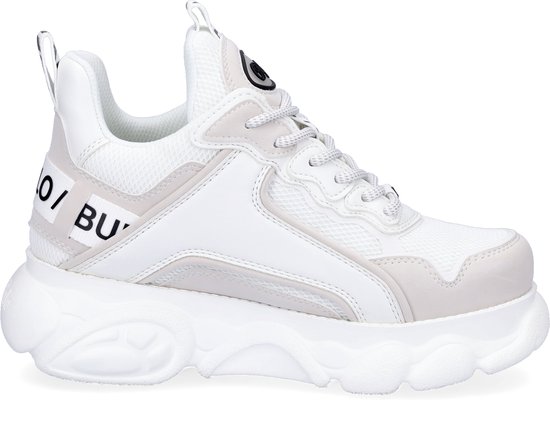 Witte Buffalo sneaker met beige accenten, vetersluiting en opvallende witte zool.