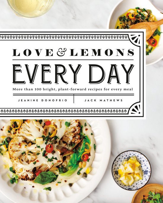 Couverture de livre "Love & Lemons Every Day". Haut avec motif décoratif, milieu avec titre, bas avec sous-titre et noms des auteurs. Partie inférieure avec plat de chou-fleur.