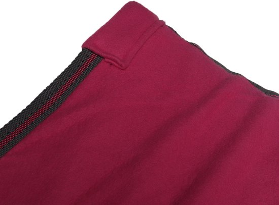 Detail van de roze paardendeken met grijze en rode band.