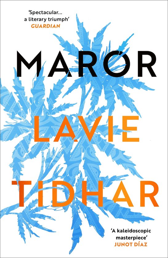 Boekomslag met de titel 'Maror' en tekst van 'Guardian' en 'Junot Díaz'. Grote blauwe bladeren op witte achtergrond.