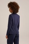 Achterkant van een vrouw met een donkerblauwe blazer en bijpassende broek.