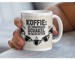 Koffie Mug, Onmisbare Schakel, Koffieverslaving, Koffieliefhebber Cadeau, Dutch Design, Unieke Mok, Retro Stijl, Koffie Ketting