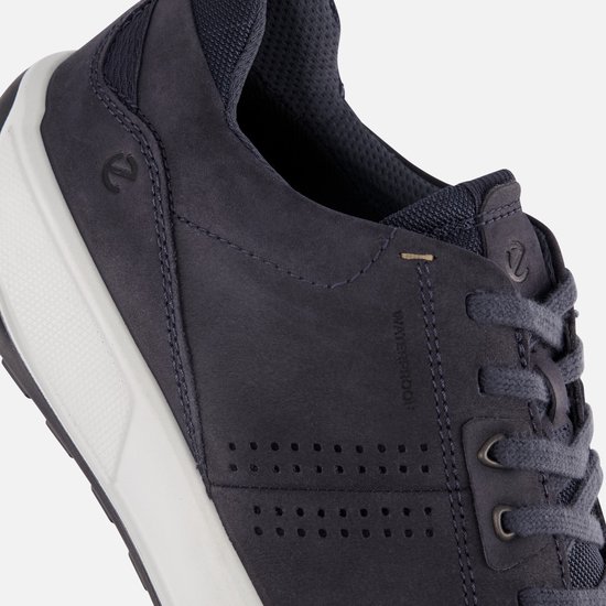 Detail van blauwe ECCO sneaker: veters, perforaties, waterproof.