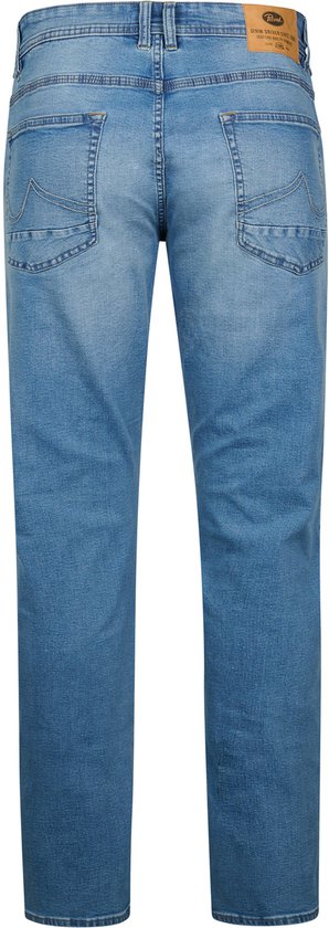 Man van achteren in een lichtgroen T-shirt en lichtblauwe jeans.