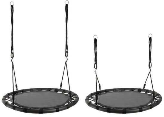 Twee zwarte ronde schommels hangen aan touwen, geïsoleerd op witte achtergrond.