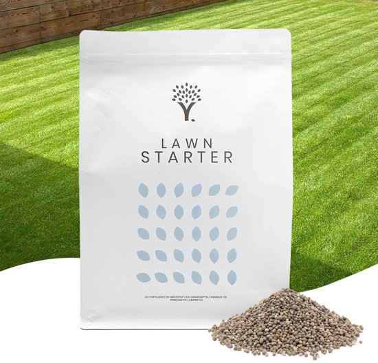 Sac blanc avec logo 'LAWN STARTER' et feuilles bleues. Un tas de granulés de départ pour gazon est à côté du sac.