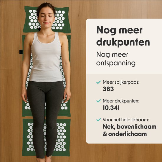 Vrouw ligt op een groene spijkermat. Geeft aan: 383 spijkerpads, 10.341 drukpuntjes, voor nek, bovenlichaam & onderlichaam.