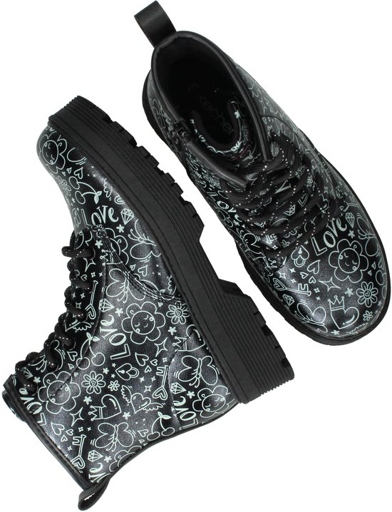 Zwarte veterlaarsjes met een all-over print van witte bloemen, harten en het woord 'love'.