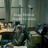 Joan Didion zit in een stoel in een kantoor met een stapel papieren in de handen. De tekst 'Joan Didion Notes to John' staat op de afbeelding.