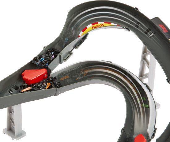 Gedetailleerde kijk op een Hot Wheels F1 racebaan met bochten, Pirelli-bord en raceauto's.