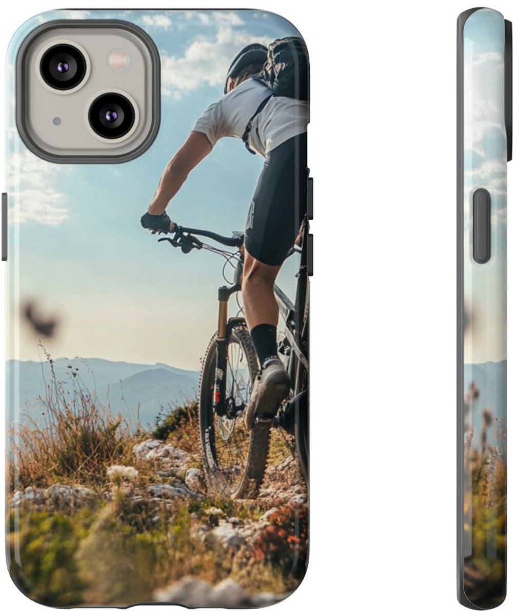 Mountainbiker op Rotsachtig Pad – Telefoonhoesje Geschikt voor iPhone 14