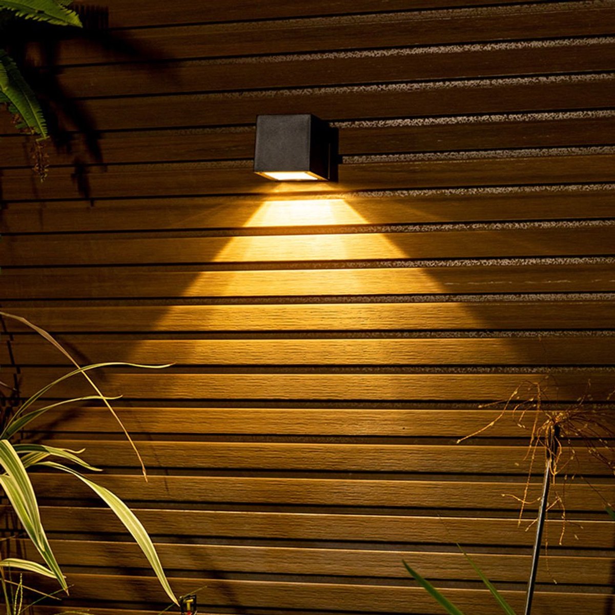 Solar wandlamp buiten zwart – LED cube 8x8x8 cm – Automatisch aan/uit – Waterdicht IP44 – Draadloos & energiezuinig - Bamled