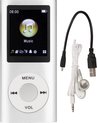Zilverkleurige MP3-speler met 1,8-inch scherm, ronde bedieningsknop, USB-kabel en oordopjes.