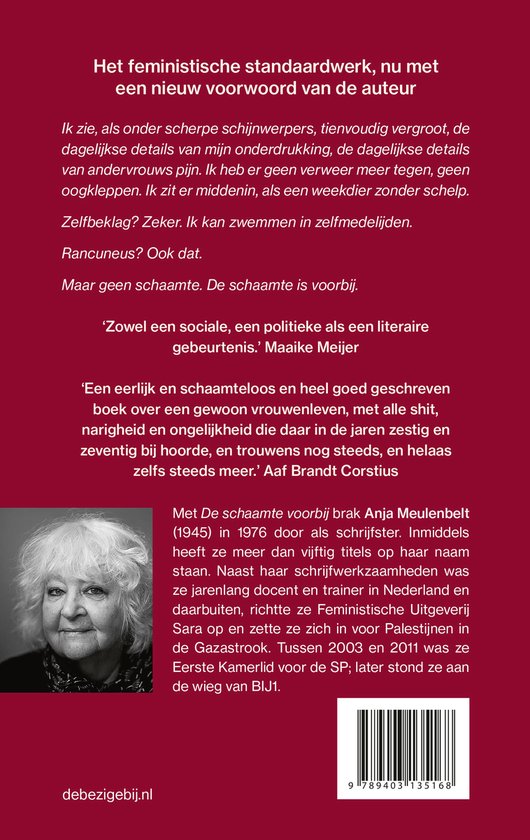 Boekomslag met portret van een oudere vrouw, witte tekst en barcode.
