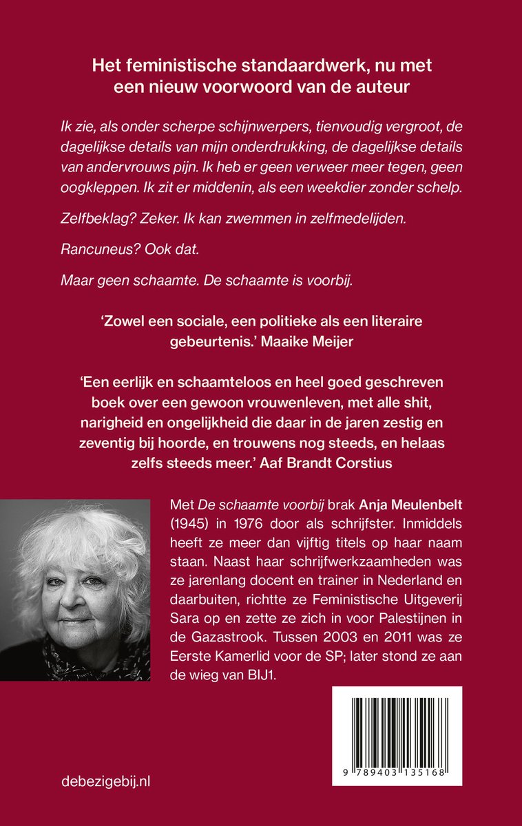 Boekomslag met portret van een oudere vrouw, witte tekst en barcode.