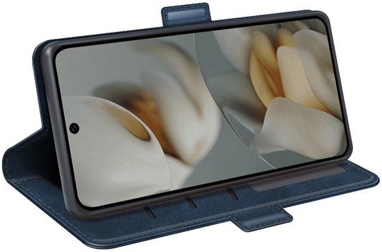 Blauwe portemonnee hoes in stand-modus met telefoon. De hoes is opengeklapt.