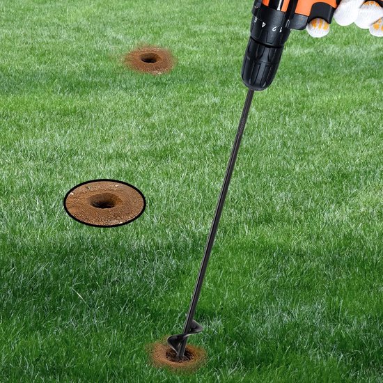 Tarière hélicoïdale noire utilisée dans de l'herbe verte pour creuser des trous. L'insert montre un trou avec de la terre. Une main gantée tient la perceuse.